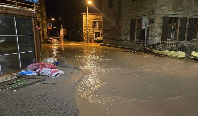 İzmir'de dereler taştı: Yeni Foça'yı su bastı