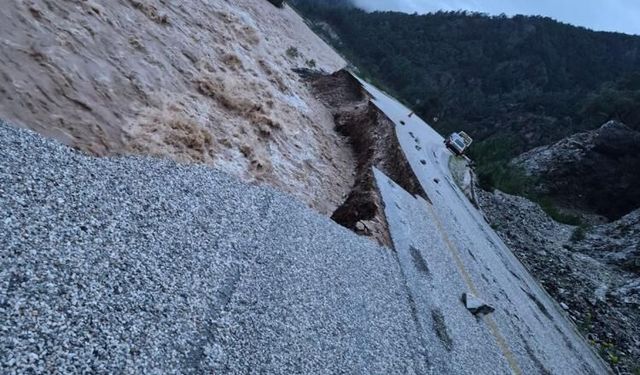 Namnam çayında su seviyesi yükseldi, yol çöktü