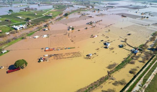 Gediz Nehri taştı, köprüler alarm veriyor