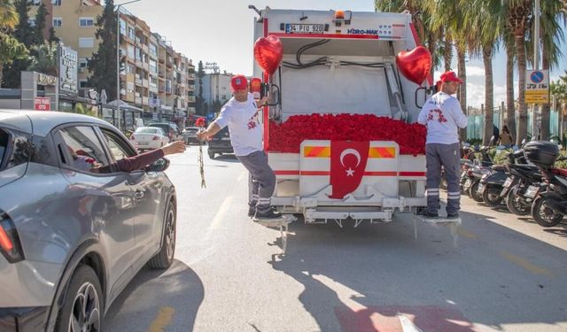 Kuşadası'nda çöp kamyonu sevgi dağıttı