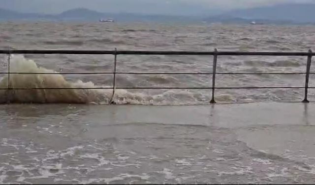 İzmir'de fırtına: Dikili'de deniz seviyesi yükseldi