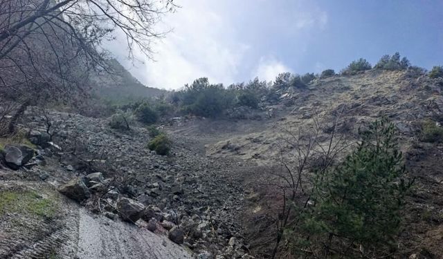Buldan’da toprak kayması nedeniyle bir mahalle yolu ulaşıma kapandı