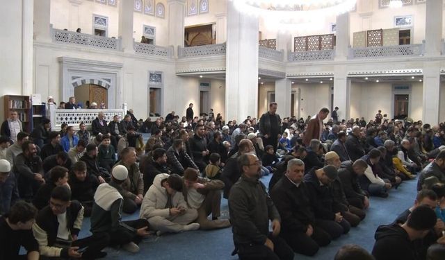 İzmir’de Ramazan ayının ilk teravih namazı kılındı