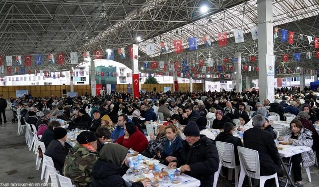 İzmir Büyükşehir Belediyesi ilk iftar sofrasını Gaziemir’de kurdu
