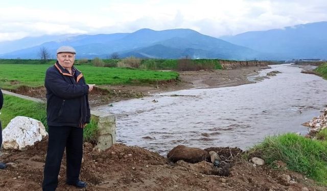 Ödemiş'te baraj tahliye suyu sel oldu, geçtiği tarlaları küçülttü