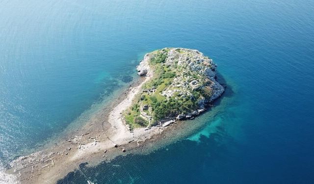 Gümüşlük koyunda sular çekildi, 3 bin 500 yıllık kral yolu ortaya çıktı