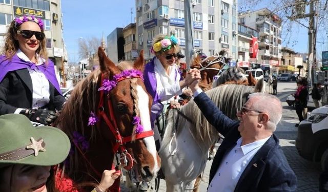 Edremit’te Kadınlar Günü’nde atlı kortej