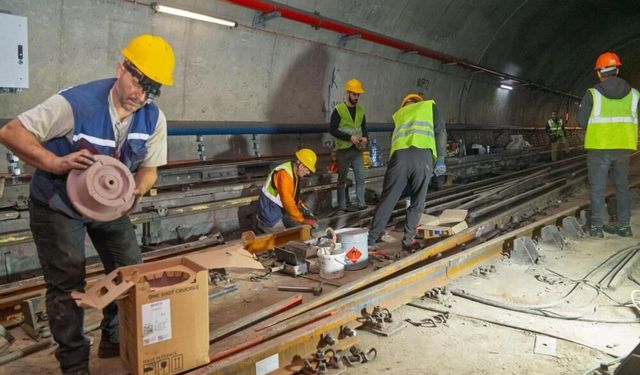 Bornova’da metro hattında raylar yenileniyor