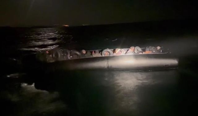 İzmir'de lastik bot içerisindeki 45 düzensiz göçmen yakalandı