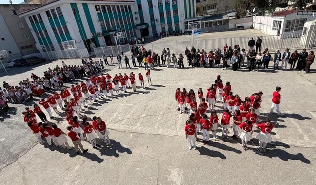 İzmir'de öğrenciler İstiklal Marşı'nı işaret diliyle okudu