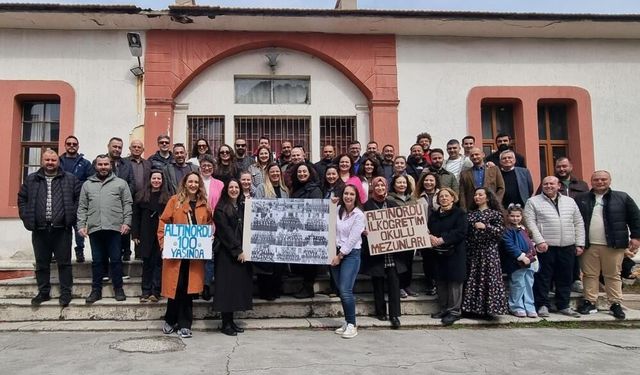 Salihli’de ilkokul mezunları 25 yıl sonra buluştu