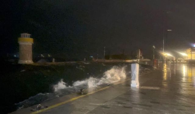 Marmaris’te şiddetli fırtına etkili oluyor