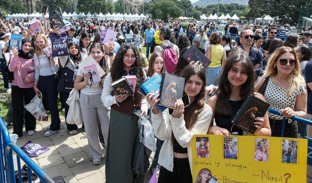 İZKİTAP'ta edebiyat şöleni yaşanıyor