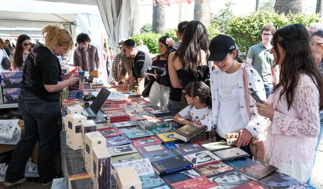 İzmir'de edebiyatın kalbi Kültürpark'ta attı