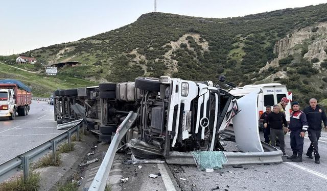 Manisa'da kontrolden çıkan tır devrildi