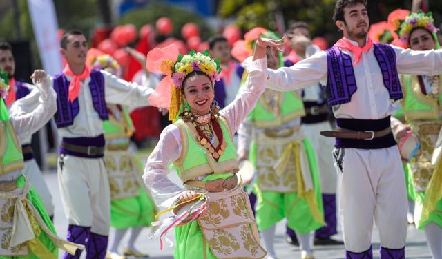 İzmir'de 19 Mayıs coşkusu tüm kenti sardı