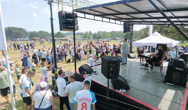 Spil Dağı Milli Parkında 15 bin kişi horonda buluştu