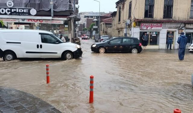 Salihli’yi sağanak vurdu, çok sayıda ev ve iş yeri su altında kaldı