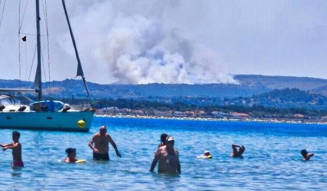 Çeşme'de çöplükte çıkan yangın makilik alana sıçradı