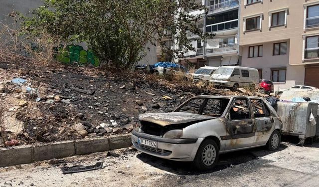 Çöplük alanda çıkan yangın otomobili küle çevirdi