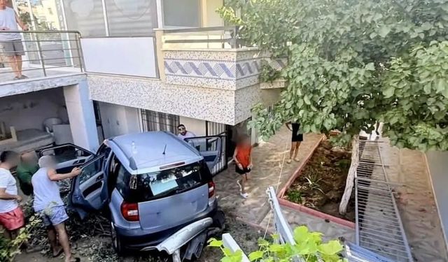 Didim’de araç evin bahçesine uçtu