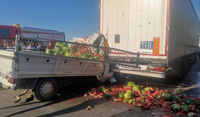 Manisa’da kamyonet tıra çarptı: 1’i ağır 2 yaralı
