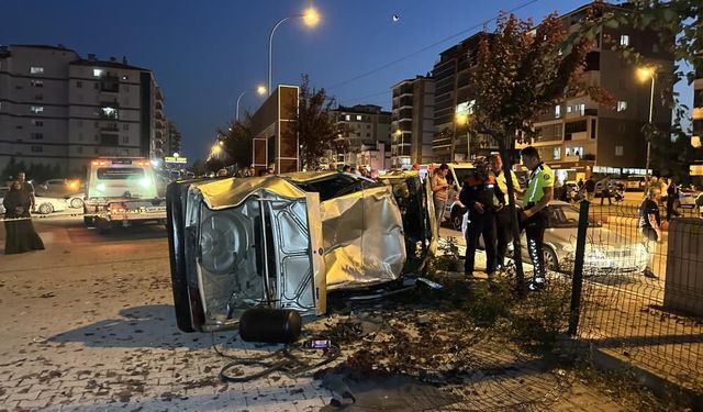 Yayalara çarpan otomobil takla atarak otoparka daldı: 1’i ağır 3 yaralı