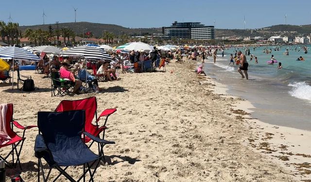 Sıcak havanın etkisiyle Çeşme sahillerinde yoğunluk oluştu