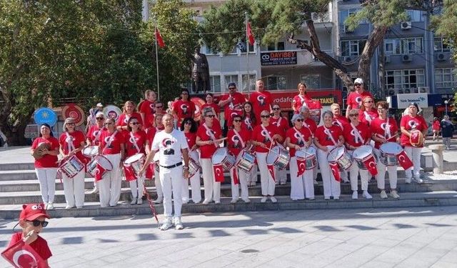 Burhaniye’ de Özgür Kanatlar Halk Bandosu törenlere renk kattı