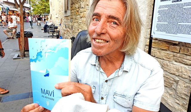 Çeşmeli şair Ali Ayhan'ın "Mavi"si kısa sürede 3. baskıya ulaştı