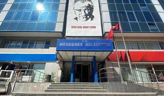 Menderes Belediyesine operasyon: Başkan ve 13 kişi gözaltında