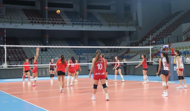 İzmir'in takımları dostluk maçında buluştu