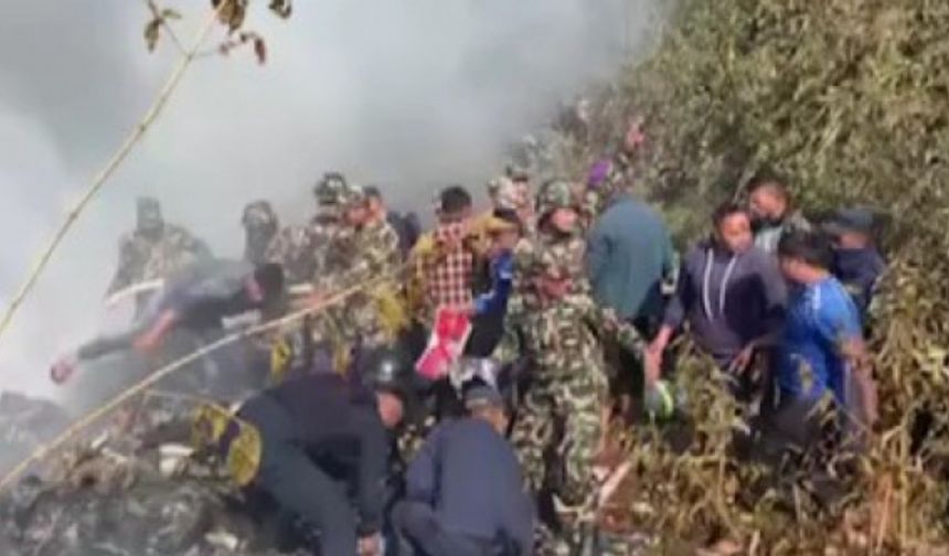 Nepal'de yolcu uçağı düştü