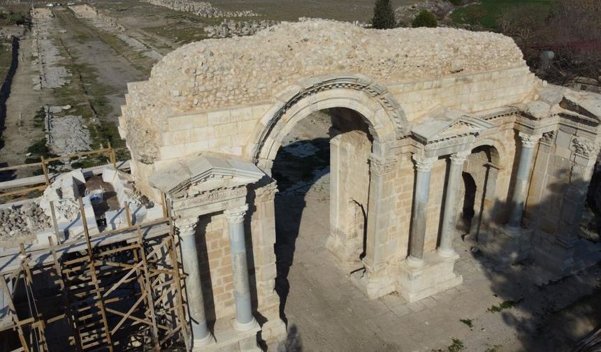 7 bin 500 yıllık Anavarza Antik kent depremi az hasarla atlattı