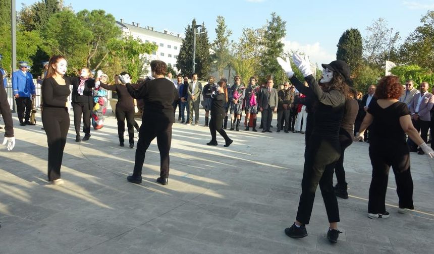  Muğla Tiyatro Festivali kortej yürüyüşü ile başladı