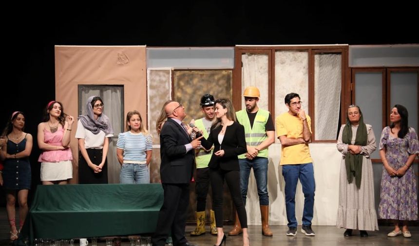 Aydın'da 'Bardakçı Baba' tiyatroseverleri kahkahaya boğdu