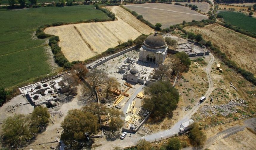 Tarihin derin izlerini taşıyan külliye keşfedilmeyi bekliyor