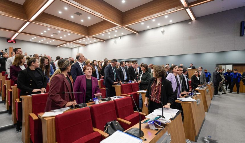 Büyükşehir meclisinde kadınlardan Aydemir protestosu