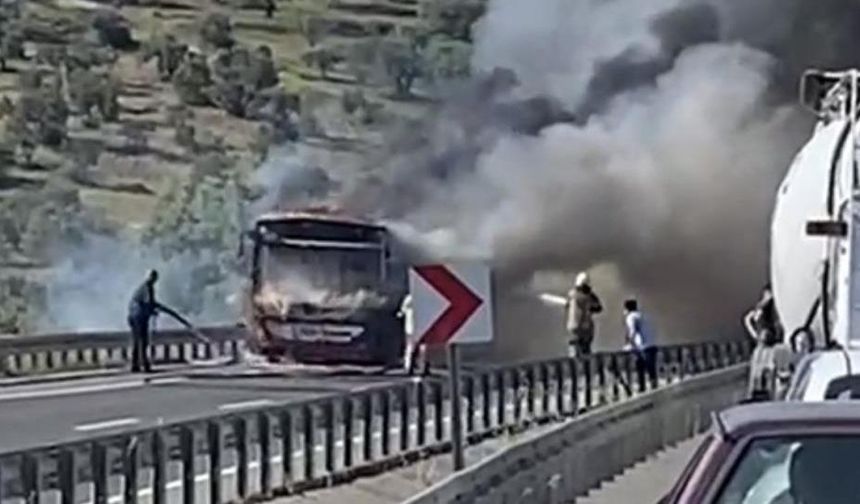 İzmir’de belediye otobüsü alev alev yandı: Yolcular tahliye edildi
