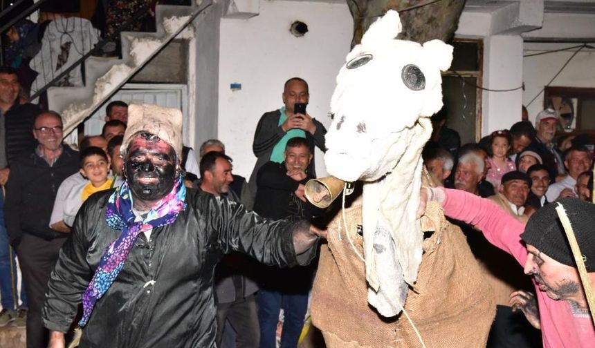 Asırlık 'deve oyunu' Sındırgı'da canlandırıldı