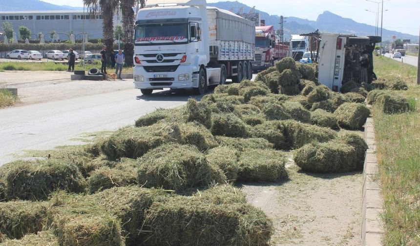 Kaza yapan kamyondaki saman balyaları yola saçıldı