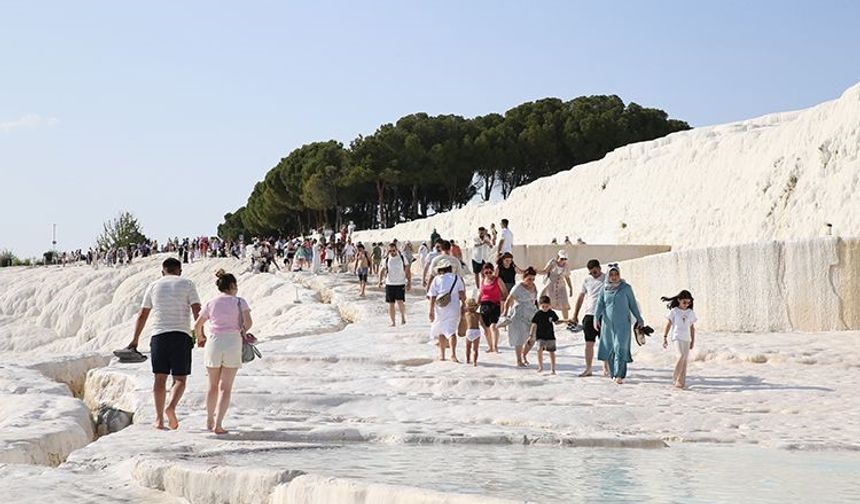 Pamukkale bayramda ziyaretçi akınına uğradı