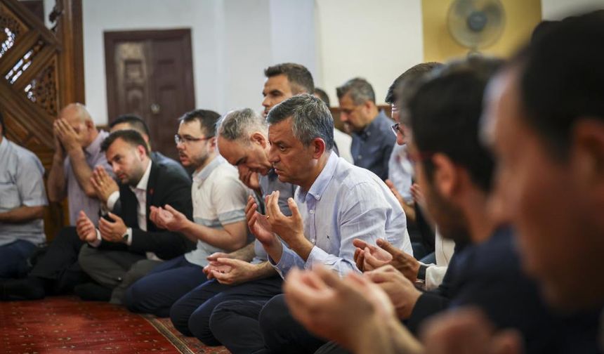 CHP Genel Başkanı Özel, Başkan Zeyrek için düzenlenen mevlide katıldı