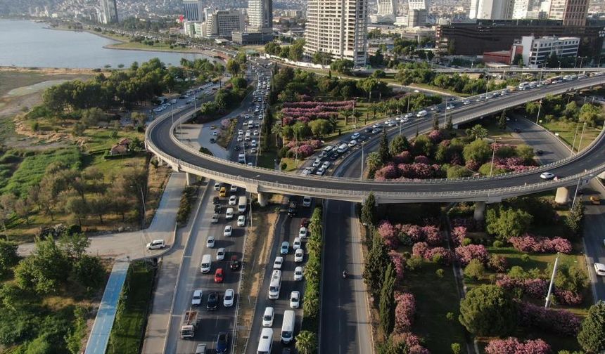 İzmir'de trafiğe kayıtlı araç sayısı 2 milyonu aştı