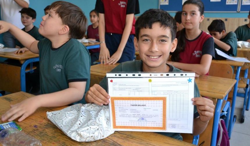 Manisa'da 270 bin 117 öğrenci karne alarak yaz tatiline çıktı