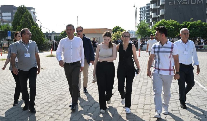 Ferdi Zeyrek’in kızı Nehir, TYT’ye CHP Lideri Özgür Özel ve annesiyle geldi