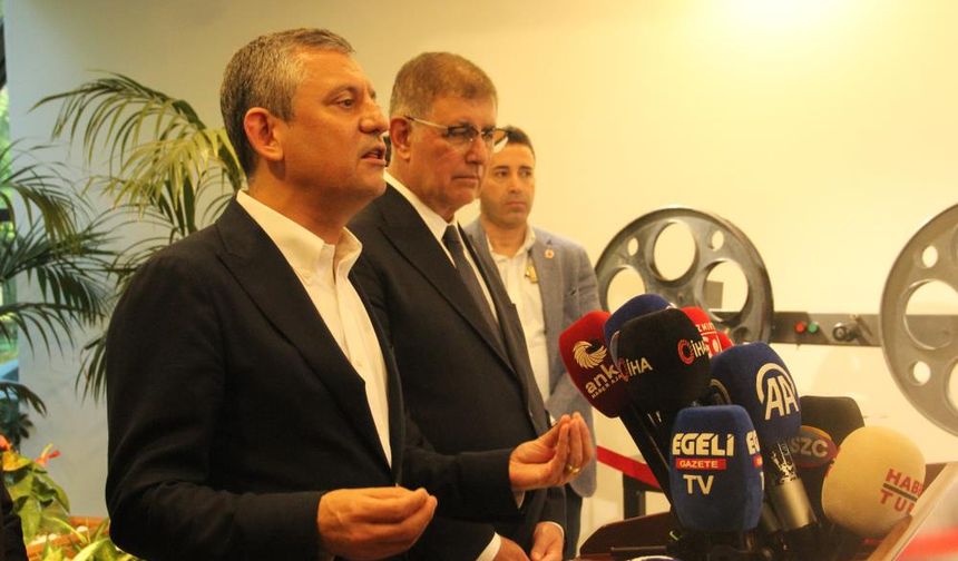 CHP Genel Başkanı Özgür Özel İzmir'de basın toplantısı düzenledi