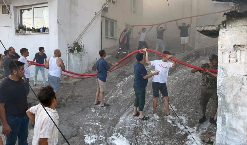 Mahalle sakinlerinden alevlere karşı insan zinciri