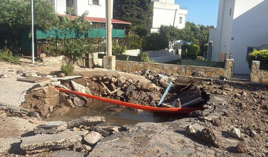 Bodrum'da ana su isale hattı patladı, yol çöktü