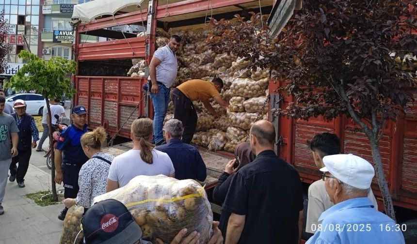 Tarlasında yetiştirdiği 20 ton patatesi vatandaşa dağıttı